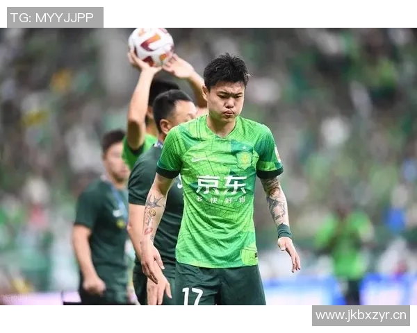 媒体人解读杨立瑜竖大拇指事件背后的真实情感与球迷互动的误解